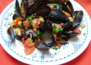 One Pot Supper: Mussels in Garlic Tomato Broth